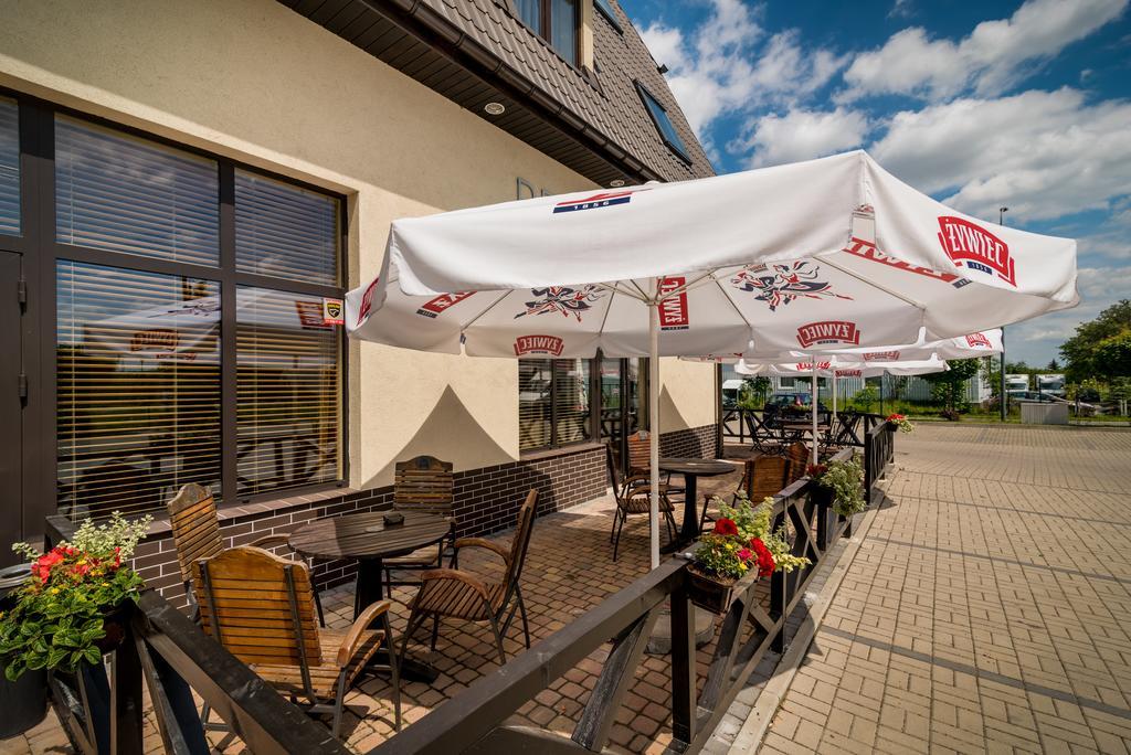 伊柯丽斯酒店 Domasław 外观 照片