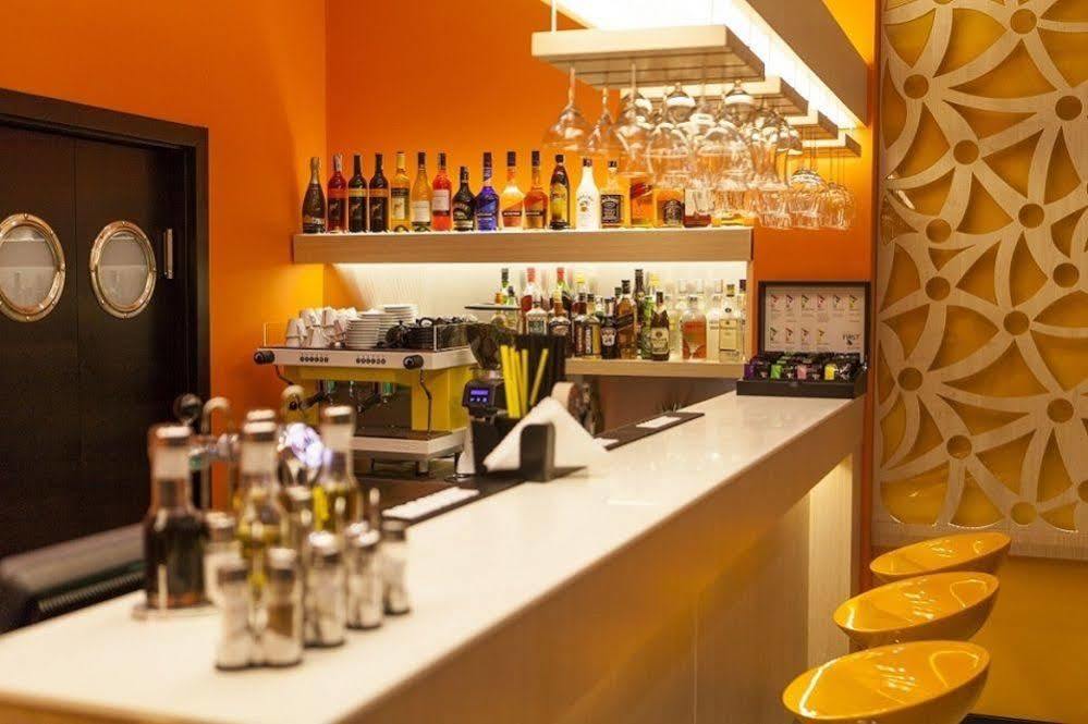 伊柯丽斯酒店 Domasław 外观 照片